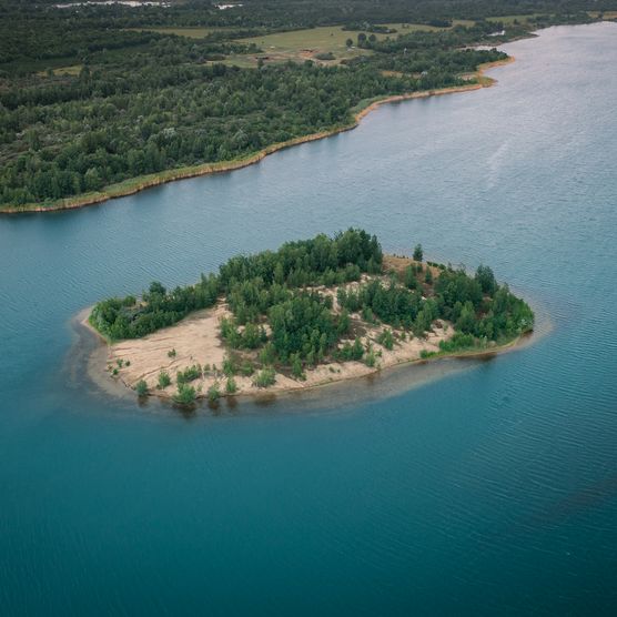 Das Bild ist eine Luftaufnahme des Markkleeberger Sees, im Fokus steht die Getzelauer Insel.