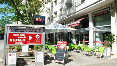 Blick auf den Freisitz des Restaurants Schnitzel Culture in der Großen Fleischergasse.
