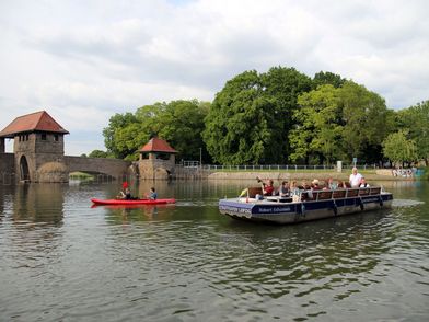 Wassertourismus in Leipzig, zu sehen sind ein vollbesetztes Boot und ein Kanu des Stadthafen Leipzig am Elsterwehr - Foto: Andreas Schmidt