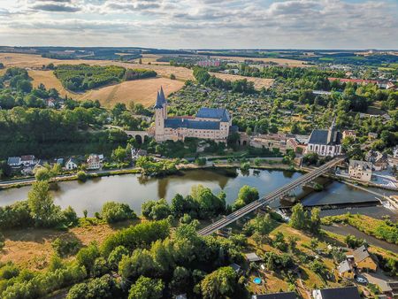 Die Luftaufnahme zeigt das imposante Schloss Rochlitz. 