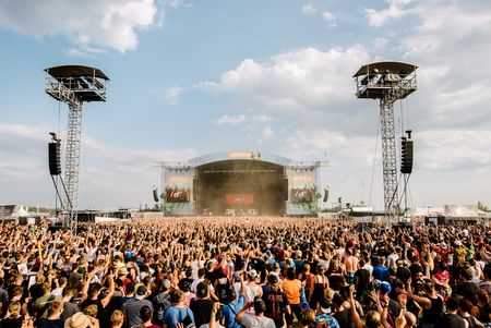 Viele Menschen stehen vor der Bühne des Highfield Festivals am Störmthaler See in der Region Leipzig