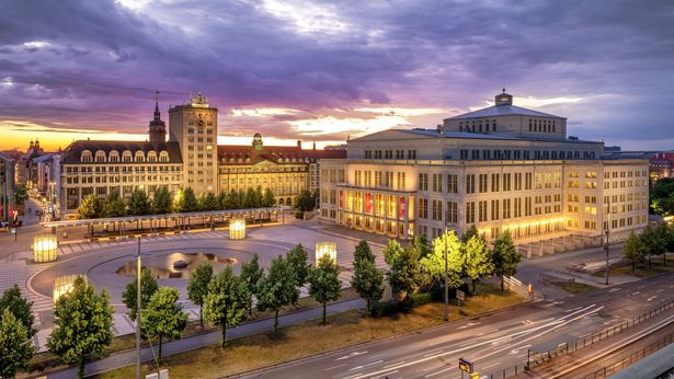 Blick von oben auf den Augustusplatz und die beleuchtete Oper bei abendlicher Stimmung, Musikstadt, Konzerthaus, Sonnenuntergang