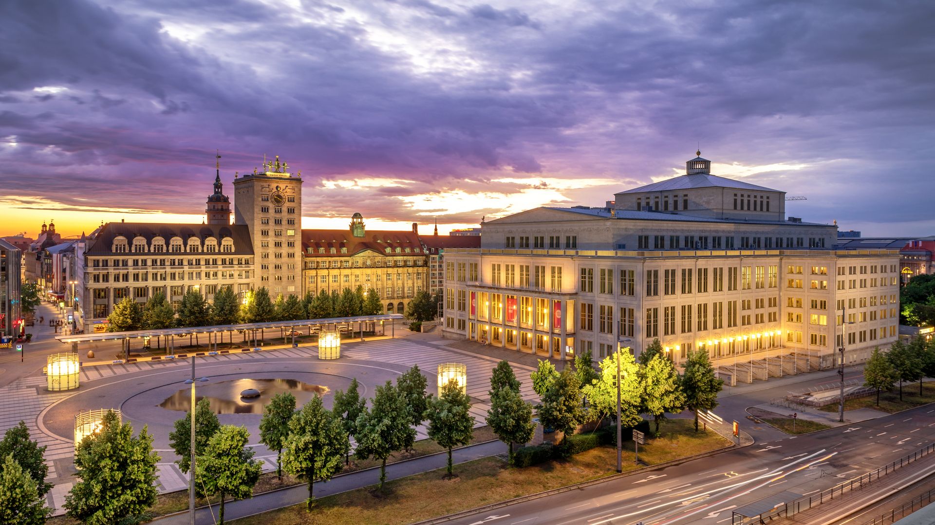 Večerní pohled shora na náměstí Augustusplatz a osvětlenou operu, město hudby, koncertní síň, západ slunce