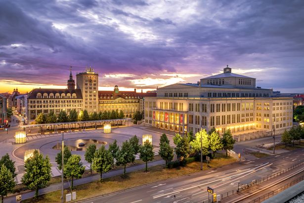 Blick von oben auf den Augustusplatz und die beleuchtete Oper bei abendlicher Stimmung, Musikstadt, Konzerthaus, Sonnenuntergang