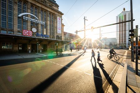 Reisende laufen auf die Osthalle des Leipziger Hauptbahnhofs zu.