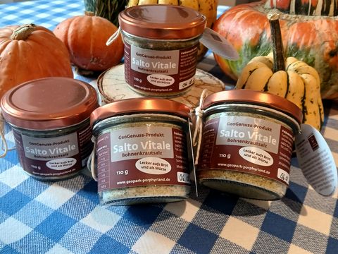 Gläser gefüllt mit dem Bohnenkrautsalz "Salto Vitale"