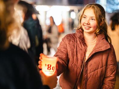 Lichtfest Leipzig Besucherin mit Kerze