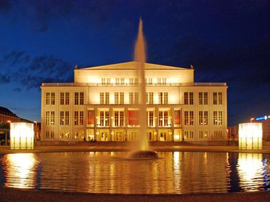 Alte Oper, im Vordergrund ein Brunnen