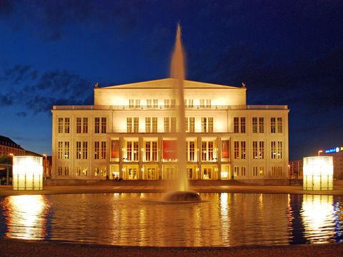 Old Opera, a fountain in the foreground