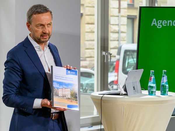 Prof. Dr. Georg Puchner präsentiert die QIA-Studie für Ihre Tagung & Konferenz in Leipzig Prof. Dr. Georg Puchner präsentiert die QIA-Studie für Tagung & Konferenz Leipzig Convention