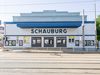 Man sieht das blau-weiße Gebäude mit vielen Filmplakaten an der Fassade.