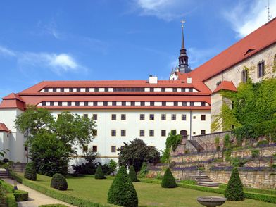 Torgau - Schloss Hartenfels, Seitenansicht des Schlosses vom Rosengarten aus mit seinem grünen Rasen, grünen Büschen und Bäumen © Andreas Schmidt