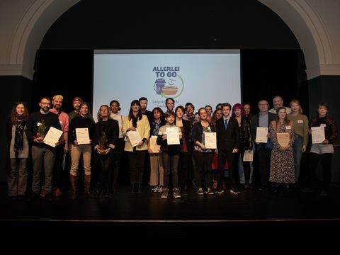 Ein Gruppenfoto aus allen Bewerberinnen und Bewerbern sowie Preisträgerinnen und Preisträgern des Ideenwettbewerbs.