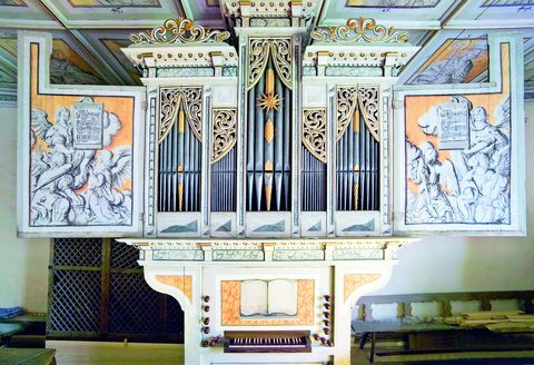 Links und rechts neben den sichtbaren Orgelpfeifen ist die Orgel mit Engelbildern verziert