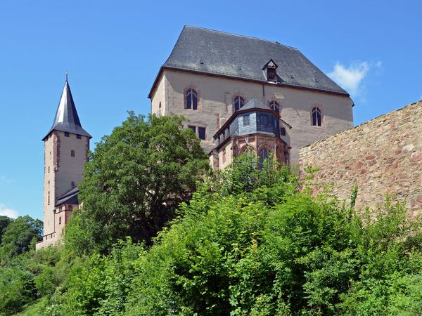 Schloss Rochlitz, fotografiert von schräg unten, die Außenansicht wird z.T. von großen grünen Bäumen verdeckt © Andreas Schmidt