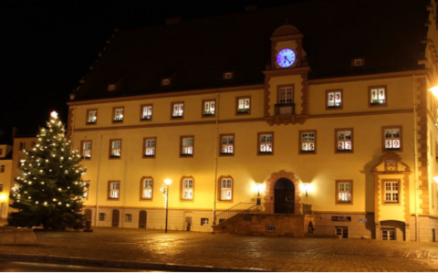 Osvětlená okna radnice v Eilenburgu