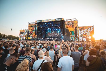 Viele Menschen stehen vor der open Air-Bühne des Sputnik Springbreak-Festivals und feiern
