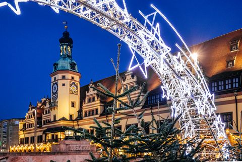 Beim Weihnachtsmarkt auf dem Leipziger Marktplatz kommt weihnachtliche Stimmung auf.