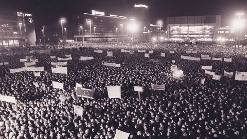 Montagsdemonstration 1989 auf dem Augustusplatz mit Plakaten, Bild in schwarz weiß