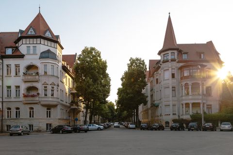zwei historische Gebäude im Stil des Historismus stehen vor dem Liviaplatz. Kultur, Architektur in Leipzig