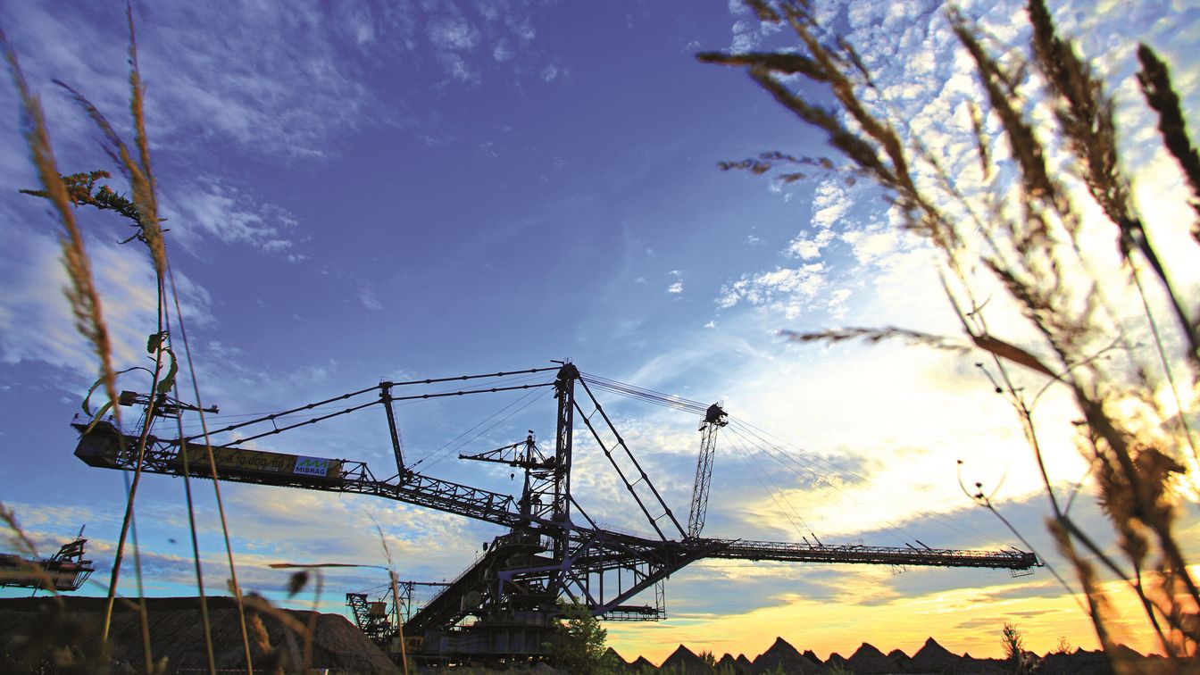 Blick auf den Bergbau-Technik-Park vor dem Himmel der untergehenden Sonne.