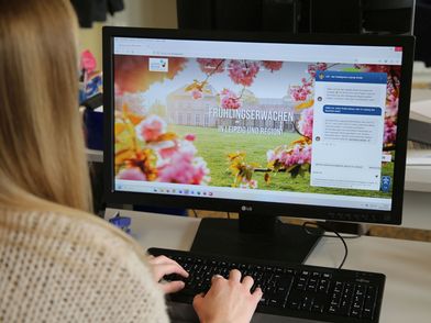 Der Chatbot steht Websitenutzern zur Verfügung um Fragen zu beantworten.