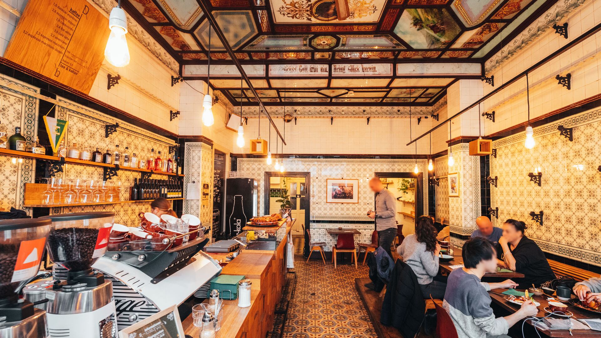 Widok wnętrza Café Dankbar na Jahnallee w Lipsku, popularnego „tajnego” miejsca na dobrą kawę w Lipsku, gastronomia