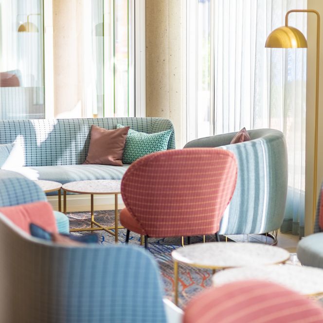 Das Bild zeigt die gemütliche Lobby im Hotel Capri by Fraser Leipzig.