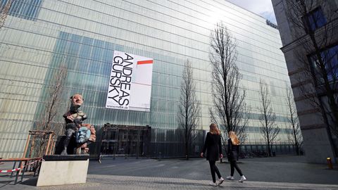 Eingang des Museums der bildenden Künste inkl. Banner zur Ausstellung und Besuchern - Foto: Andreas Schmidt