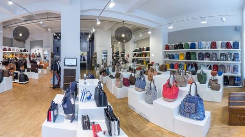 Verkaufsfläche mit Taschen, Rucksäcke, Reisegepäck und Geldbörsen im Taschenkaufhaus Leipzig 