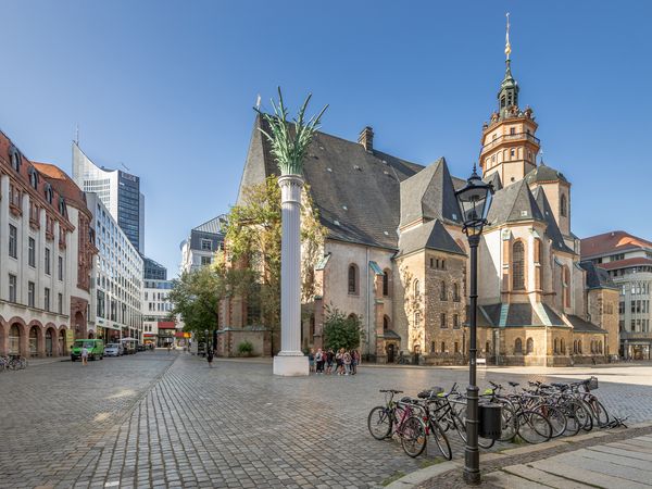 Nikolaikirchhof Leipzig mit Nikolaikirche und Siegessäule