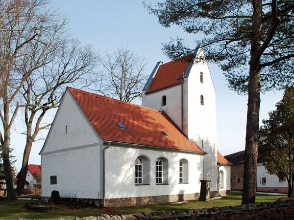 Bennewitz - Wehrkirche, zu sehen ist eine Außenaufnahme der Kirche © LTM, Jasmin Rhein