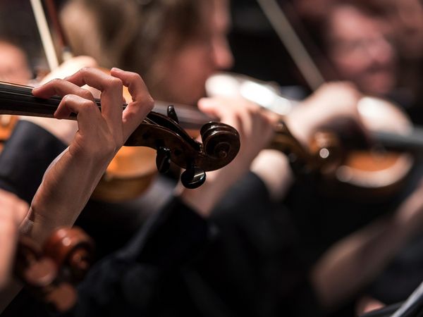 Bild von einem spielenden Orchester.