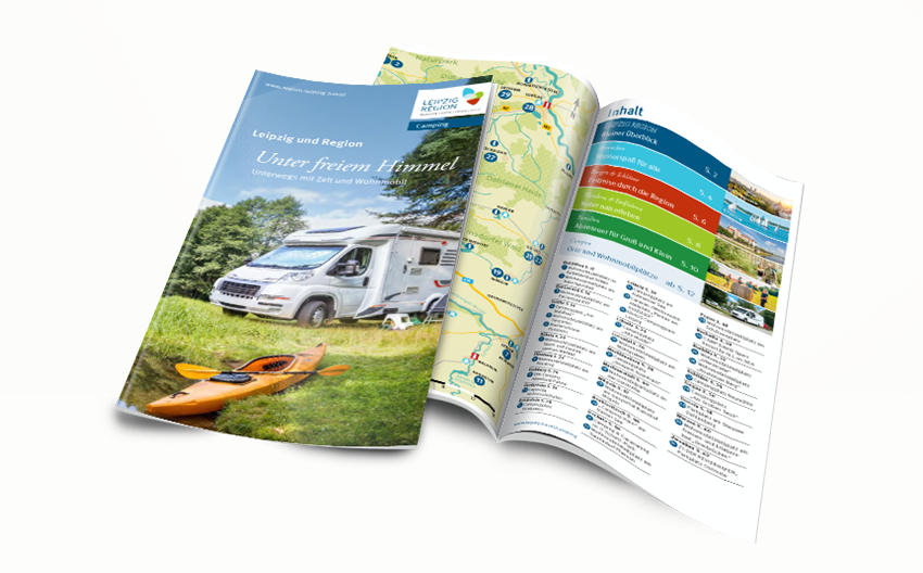 Aufgeschlagene Broschüre zum Thema Camping in Leipzig und der Region