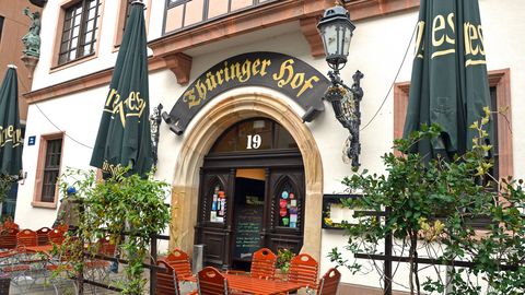Blick auf den Eingang zum Restaurant Thüringer Hof und den dazugehörigen Freisitz in der Burgstraße