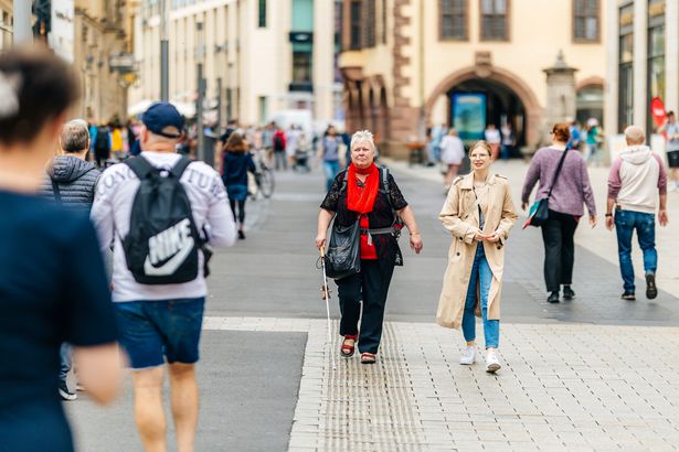 Blinde Menschen können sich in der Leipziger Innenstadt mithilfe des Blindenleitsystems orientieren.
