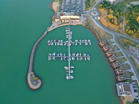 Das Lagovida Resort mit dem Bootsanleger am Störmthaler See. 