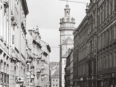 Schwarz-Weiß-Fotografie der Universitätsstraße 