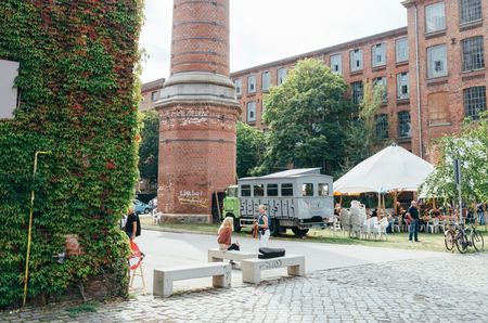 Vor dem Industriegebäude aus rotem Backstein befindet sich ein großer Schornstein, Kinos in Leipzig, Kultur